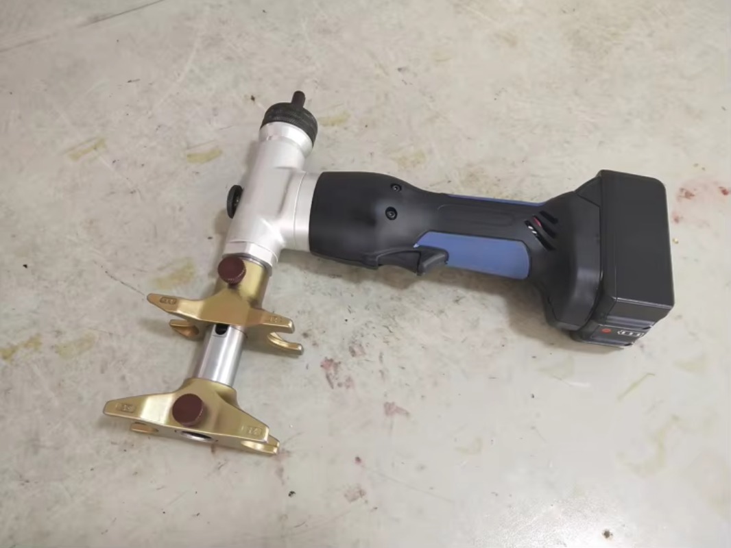 أداة سباكة تعمل بالبطارية عالي - مراجعة Plumbing وسعره